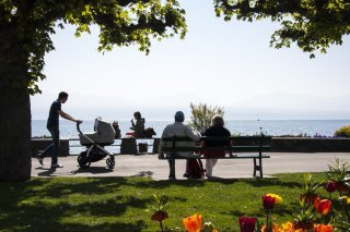 Depuis 2018, la Ville de Morges autorise l'installation d'une buvette éphémère au bord du Léman, sur une partie du parc de l'Indépendance (archives). Keystone/JEAN-CHRISTOPHE BOTT